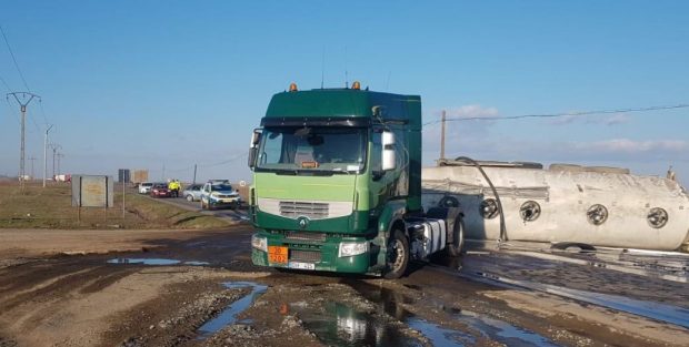 O autocisternă încărcată cu motorină s-a răsturnat în Brăila: Traficul este blocat