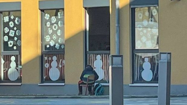 Anchetă la o școală din Austria după ce o imagine cu un elev care dă un test afară, în frig, a devenit virală pe internet