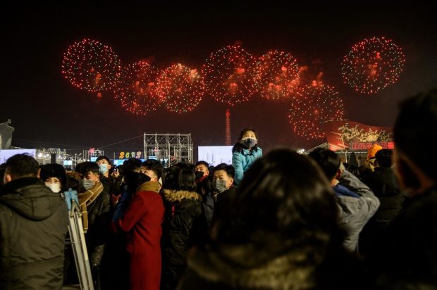 VIDEO | Spectacol de artificii în Coreea de Nord, în noaptea de Anul Nou. Program de Revelion la TV de o oră și 10 minute