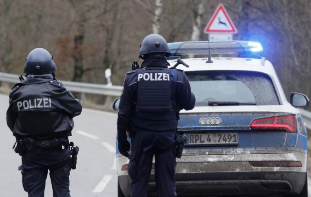Doi polițiști germani au fost uciși în timpul unui control în trafic. Autorii atacului sunt căutați