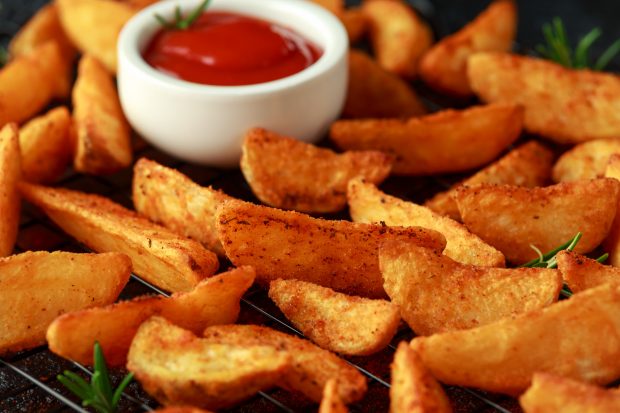 Cum faci acasă cartofi wedges, la fel ca la fast-food