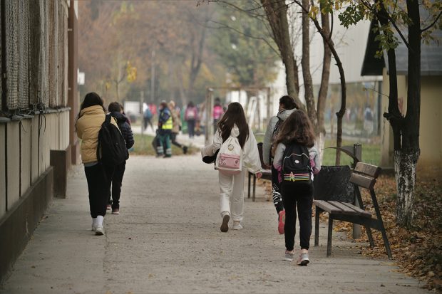 Peste 100 de clase din București au trecut la cursuri online din cauza COVID, în prima săptămână de școală după vacanță