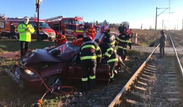 Două persoane au murit, după ce mașina în care se aflau a fost spulberată de tren în Șerbeștii Vechi, Galați