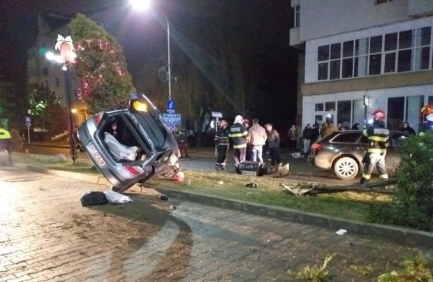 VIDEO | Șoferiță de 18 ani cu mașina urcată pe copac, în Dorohoi