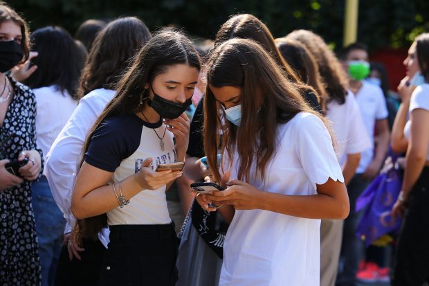 10 elevi explică pe ce cheltuie banii de bursă, după ce Ministerul Educației a ridicat ștacheta. „Niște bani de care îi scutesc pe părinți să mi-i dea”