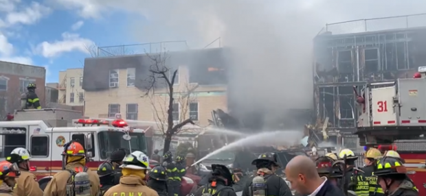 Explozie urmată de un incendiu la New York. O persoană a murit, alte nouă rănite