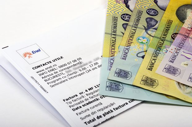 Furnizorii de energie au 15 zile să recalculeze facturile greșite și nu pot debranșa oamenii până în octombrie