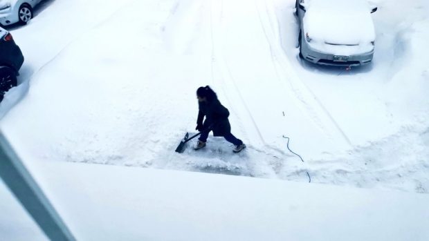 „Divorțează acum!”. Soția, lăsată de un ministru canadian să dea zăpada din fața casei, după 12 ore de gardă la spital