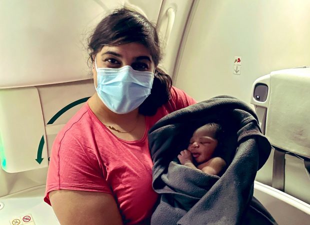 Miracle Aisha, fetiţa care s-a născut în timpul unui zbor de noapte spre Uganda, cu ajutorul unei doctorițe din Canada