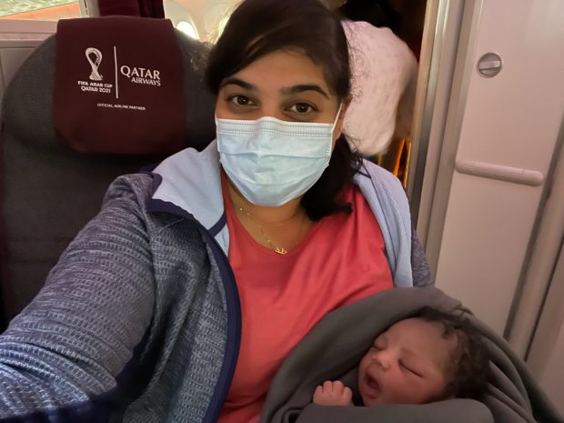 Miracle Aisha, fetiţa care s-a născut într-un avion de noapte către Uganda cu sprijinul unei doctoriţe din Canada