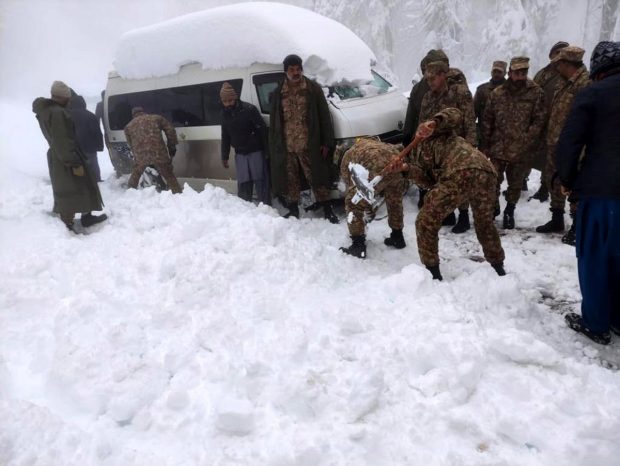 Furtună de zăpadă în Pakistan. Cel puțin 16 persoane au murit în mașini blocate într-o zonă de munte