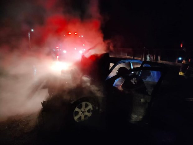 Tânără de 21 de ani salvată în ultima clipă dintr-o mașină care a ars în totalitate, după un accident în Galați