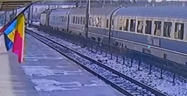 Momentul în care fetița de 13 ani din Bacău este lovită de o locomotivă, surprins de camere. În ce stare se află copila
