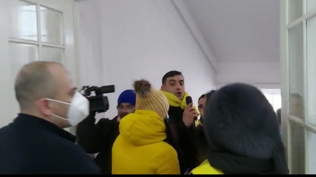 12 amenzi după incidentul de la Primăria Timişoara, când George Simion și mai mulți simpatizanți AUR au intrat în primărie
