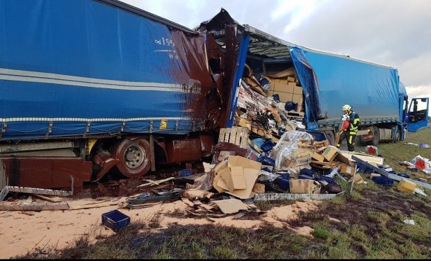 Vopseaua din camionul unui român a acoperit cabina TIR-ului care l-a lovit violent din spate, pe o autostradă din Germania