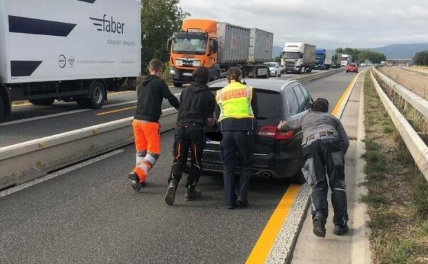 Doi români împingeau mașina pe autostradă, în Germania, rupți de beți, și au crezut că medicul venit să-i testeze îi va vaccina