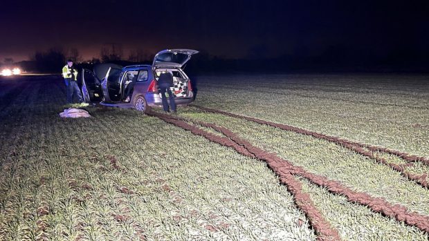 Un român s-a luat la bătaie cu nevasta, la volan, a ajuns pe câmp cu mașina și a blocat portierele, ca să nu fie salvată femeia, în Germania