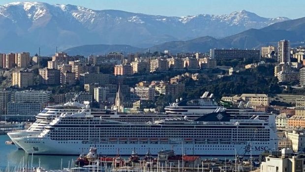 Zeci de pasageri infectați cu COVID, debarcați la Genova de pe un vas de croazieră cu 4.000 de oameni la bord