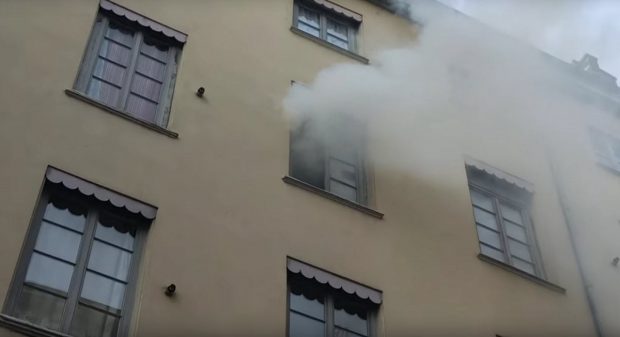 VIDEO | Polițiștii au lansat o grenadă în camera unei fetițe de 12 ani, din greșeală, în timp ce împrăștiau, la Lyon, demonstranții contra certificatului verde