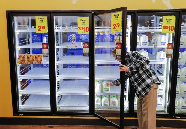Un supermarket din Marea Britanie renunță la data de expirare a laptelui. Cum va fi stabilită valabilitatea