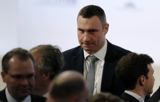 „Sunt gata să lupt pentru țara mea”. Vitali Kliciko, fost campion mondial de box, azi primar al Kievului, face pregătire militară cu rezerviştii ucraineni