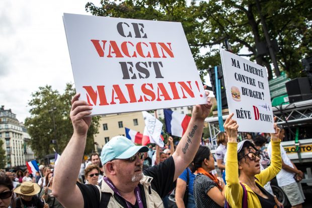 Introducerea certificatului de vaccinare, aprobat în Franța, după proteste și critici dure din partea lui Macron