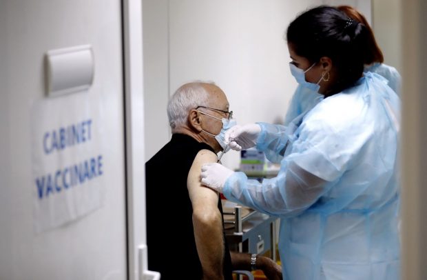 Cât ne protejează în fața Omicron una, două sau trei doze de vaccin anti-COVID