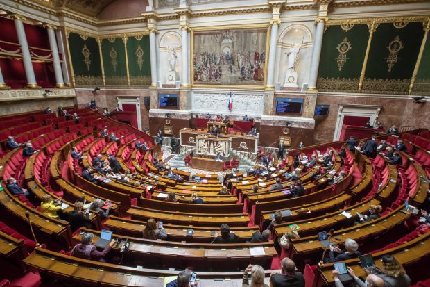 Parlamentul francez a suspendat dezbaterile privind impunerea certificatului verde, după ce mai mulți membri au primit amenințări cu moartea