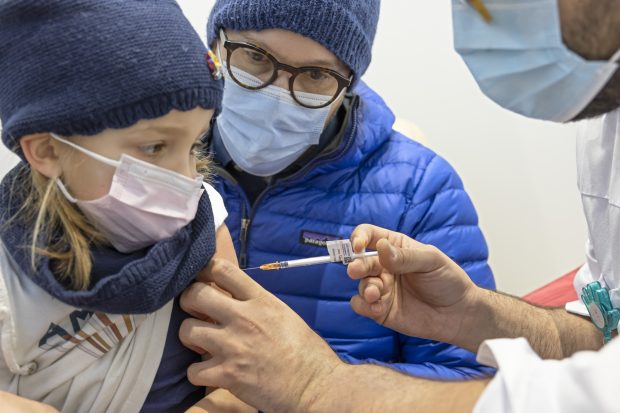 Când începe vaccinarea anti-COVID a copiilor cu vârste între 5 şi 11 ani. Programările se pot face de astăzi