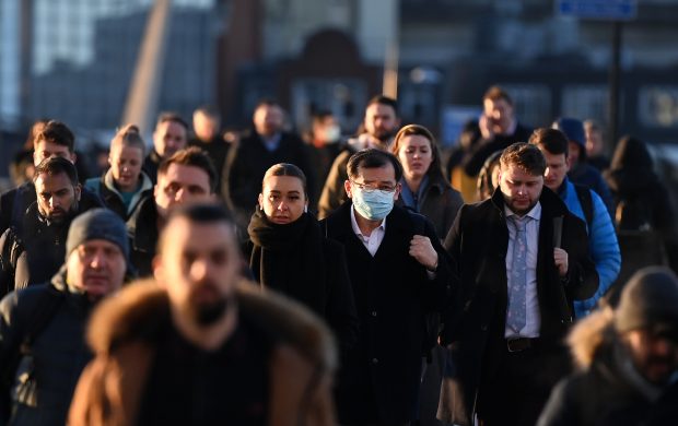 Marea Britanie vrea să renunțe la obligativitatea de autoizolare după infectarea cu COVID