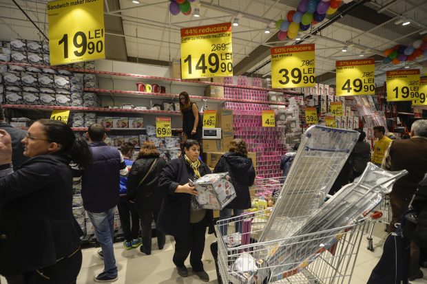 Avertismentul Protecției Consumatorilor cu privire la reducerile de preț din perioada de iarnă. Cum te poți asigura că nu ești păcălit