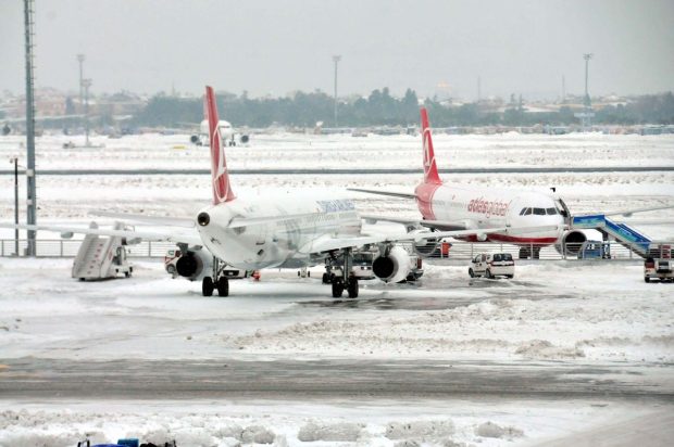 VIDEO. Aeroportul din Istanbul, afectat de ninsoarea abundentă. O parte din acoperiș a cedat sub greutatea zăpezii