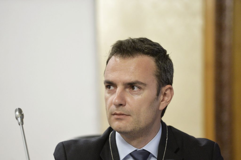 Armata de consilieri a generalului Ciucă. Cine sunt oamenii care îi dau sfaturi premierului