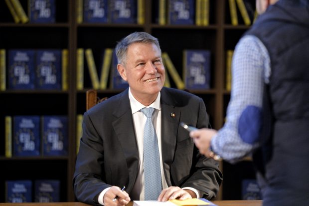Parlamentul a votat o aberație: legea lecturii. Iar Iohannis a semnat-o ca primarul. Citiți și vă cruciți!