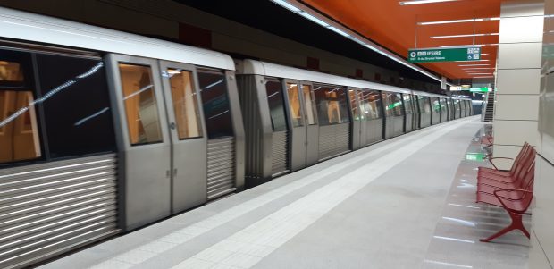 Un bărbat a vrut să se sinucidă la metrou și s-a aruncat pe șine. Tragedia, evitată în ultimul moment