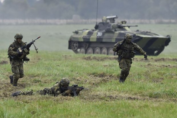 Marea Britanie va propune NATO o desfășurare masivă de trupe în Europa