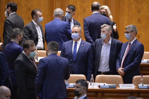 Acrit de atâta clămpăneală. Miniștrii Guvernului Ciucă au dat-o în patima televiziunii: vorbe multe, muncă puțină