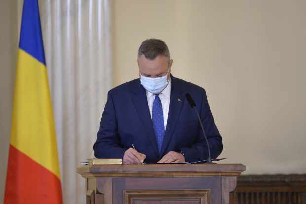 Doi universitari vorbesc despre plagiatul premierului Ciucă. „Lumea se aşteaptă ca, dacă eşti ineficient, măcar să nu fii ticălos“