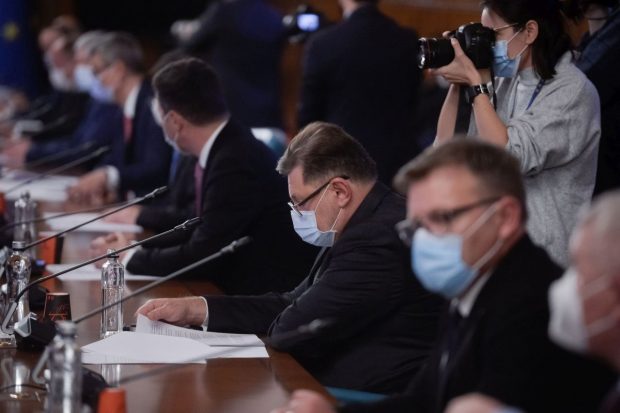 Ședință de urgență la Guvern. Obligativitatea purtării măștii de protecție în aer liber, luată din nou în calcul