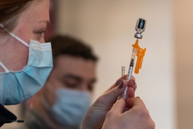 Pfizer începe testarea vaccinului adaptat la varianta Omicron. Cum va fi administrat serul celor 3 grupuri de voluntari