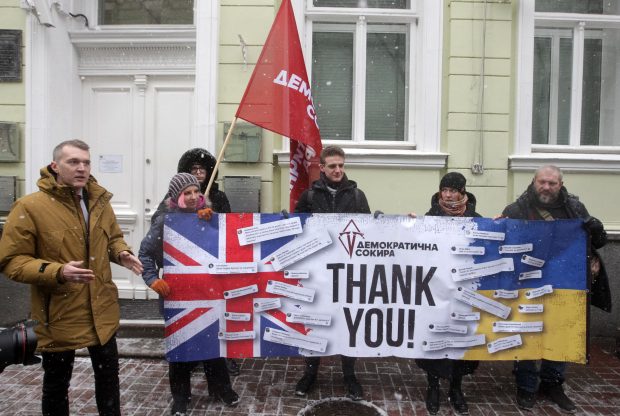 Marea Britanie a început să-și retragă personalul de la ambasada din Kiev, pe fondul escaladării tensiunilor de la granița Ucrainei
