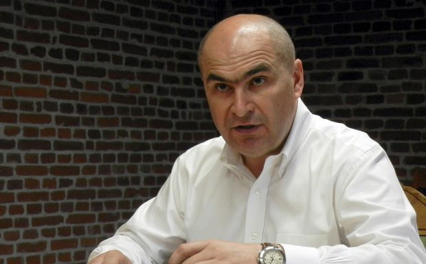 „Câinele moare de drum lung și prostul…” Inscripția care l-a șocat pe liberalul Bolojan când a văzut-o vopsită pe peretele din biroul unui director din minister