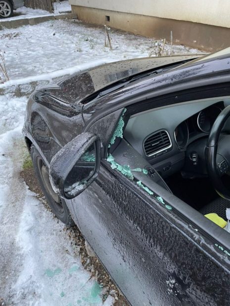 Copil de 13 ani, reținut la o săptămână după ce a spart șapte mașini în două ore, în Focșani