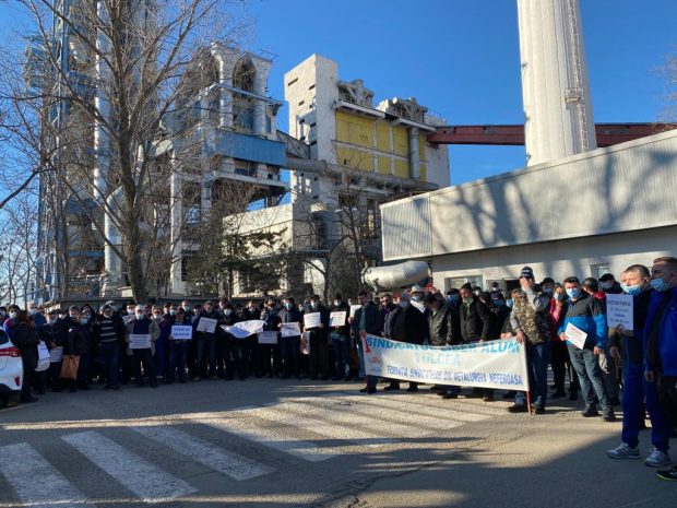 Protest al angajaților ALUM Tulcea, după ce rafinăria a oprit producția, din cauza scumpirii energiei