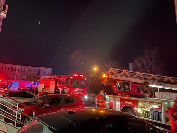 Bloc evacuat în Constanța, după ce au luat foc boxele din subsol