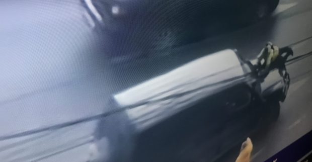 Curier pe bicicletă de la o firmă de livrare, luat pe capotă după un conflict în trafic, în București
