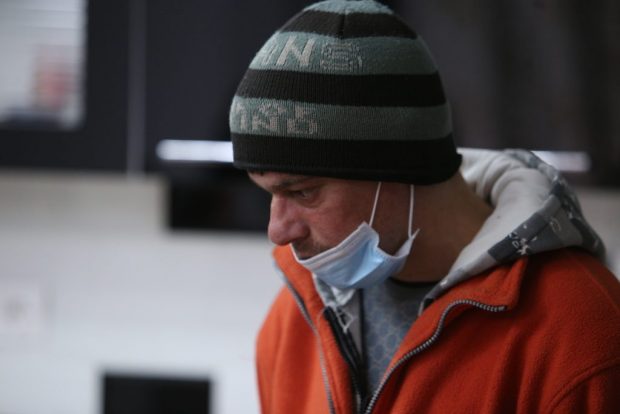 La un an după ce un tânăr susținea că a fost bătut crunt într-o secție de poliție de șeful de post, procurorii nu au stabilit agresorul