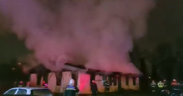 Un incendiu a distrus o clădire dezafectată din Slatina. Nouă mașini din apropiere au fost avariate