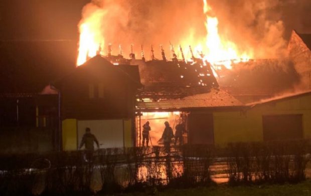 Incendiu la Râşnov. Trei case, cuprinse de flăcări