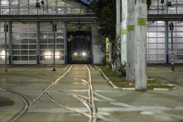 15 autobuze și tramvaie STB au ieșit azi pe traseu. Nicușor Dan le promite sprijin celor care sparg greva